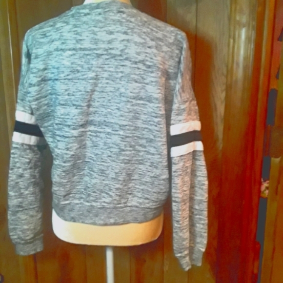 Gray Crew Neck Sweatshirt Size Womans Medium Size Blouse Sweater Crewneck - Picture 3 of 3
